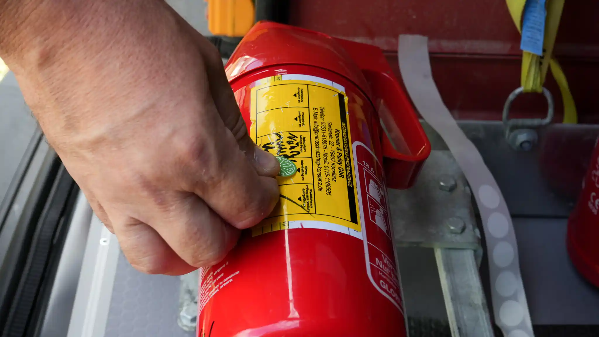 Feuerlöscherprüfung in einer Wohnanlage