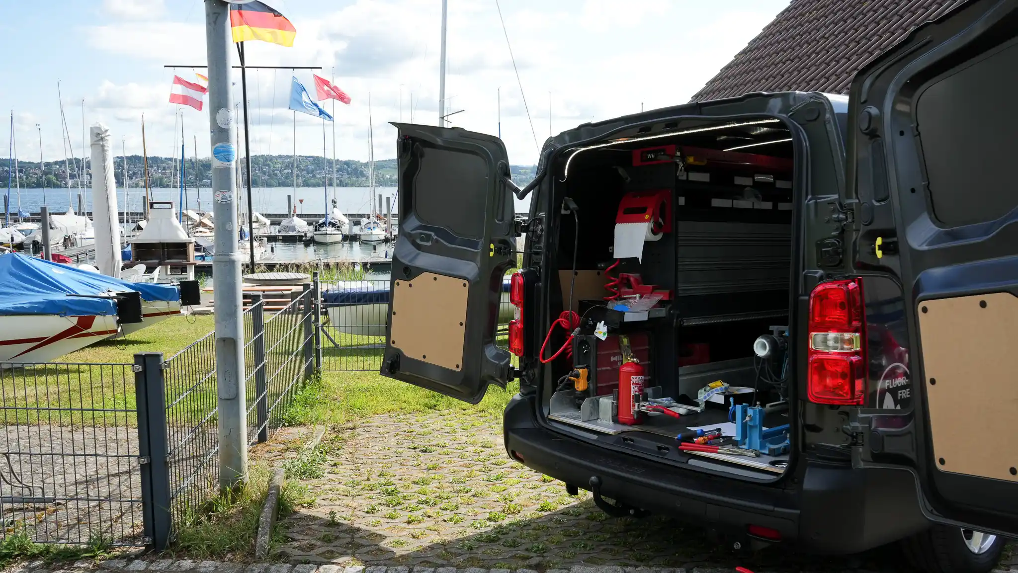 Brandschutzausrüstung und Material, sofort ab Servicefahrzeug verfügbar